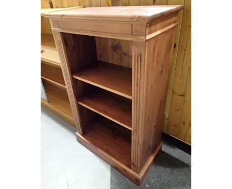 Free standing pine three shelf bookcase 37 x 66 x 107 cm H