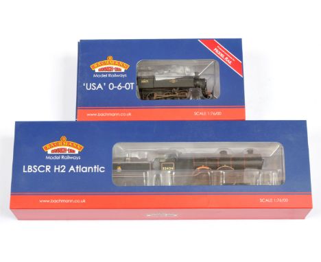 Bachmann 00 Gauge pair of BR Steam outline Locomotives consisting of 31-921 4-4-2 Lined black Class H2 Atlantic 'Beachy Head'