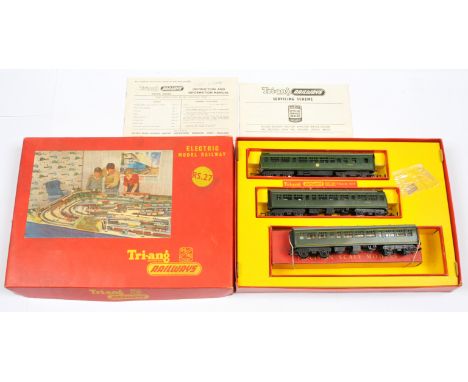 Tri-ang Railways RS27 BR Green DMU Set. Comes with Power &amp; Non Powered units, R334 Centre Coach, partly used label sheet,