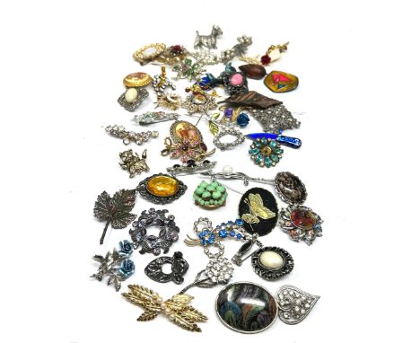 35 Assorted Vintage And Retro Brooches (406g)