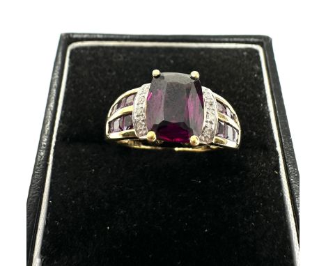 9ct Gold Garnet &amp; diamond Ring  (3.9g)