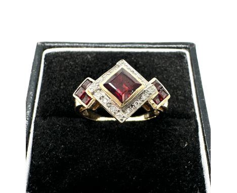 9ct Gold Garnet And Diamond Ring (3.3g)