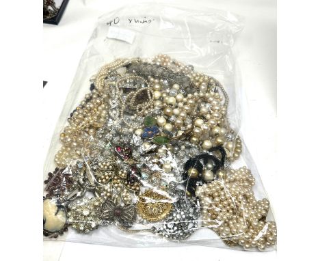 A Collection Of Vintage Jewellery Pieces Including Faux Pearls, 1950s And Kitsch (1242g)