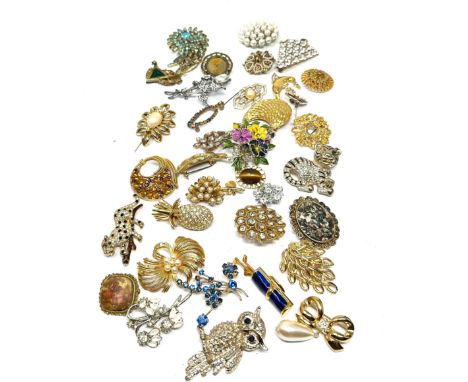 35 Assorted Vintage And Retro Brooches (490g)