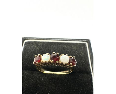 9ct Gold  Opal &amp; Garnet Ring (2g)