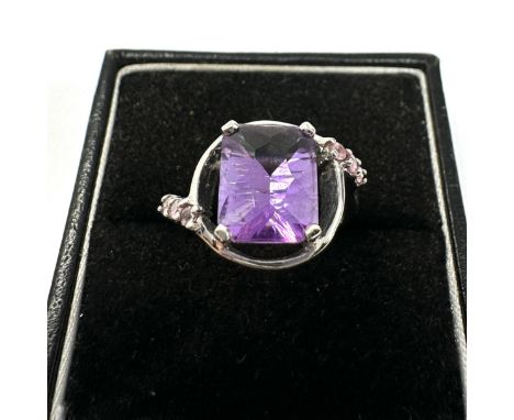 9ct White Gold Amethyst Ring With Pink Sapphire shoulders (5g)