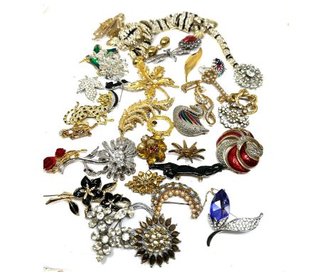 35 Assorted Vintage And Retro Brooches (602g)