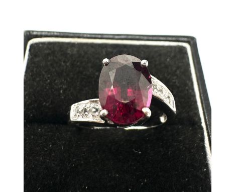 9ct White Gold Garnet  Ring With White Gemstone Set Shoulders (4.1g)