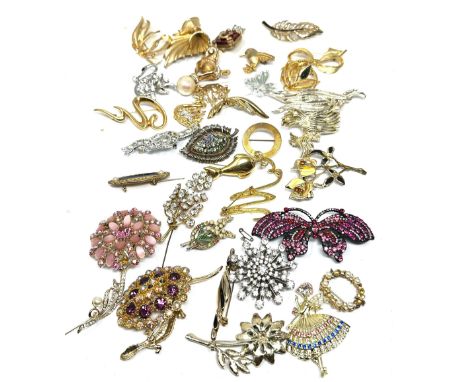 35 Assorted Vintage And Retro Brooches (485g)