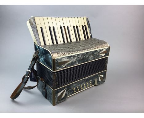 FRANCESCO MODELLO PIANO ACCORDION, made in Saxony, with carry strap