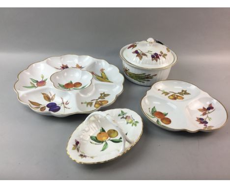 ROYAL WORCESTER EVESHAM PATTERN PART DINNER SERVICE