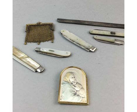 FOUR SILVER AND MOTHER OF PEARL FRUIT KNIVES, along with a silver comb mount picture of Mary and child and a mesh purse