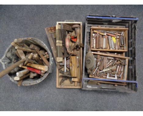 A crate, a wooden tray and a bucket containing a quantity of vintage hand tools, oil can etc