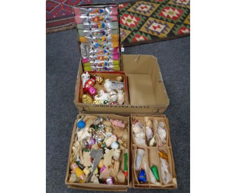 A box containing vintage Christmas decorations together with a Caley box of 12 vintage Christmas crackers.