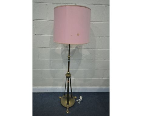 AN ARTS AND CRAFTS BRASS TELESCOPIC OIL LAMP, converted to a standard lamp, max height 179cm x min height 130cm, with a fabri