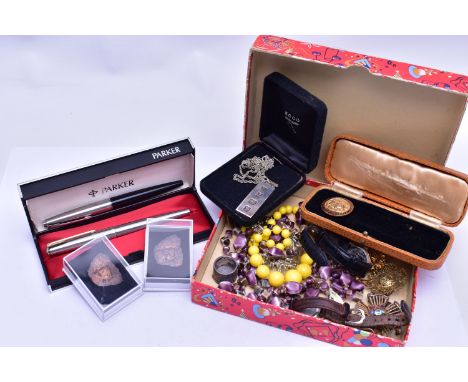 A BOX OF ASSORTED ITEMS, to include two 'Parker' fountain pens, one fitted with a 14k nib, with a signed 'Parker' case, a sil