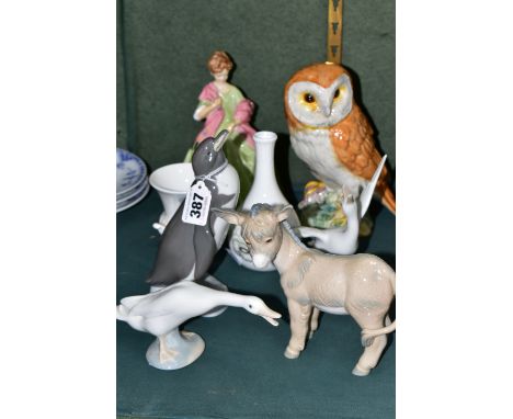 A GROUP OF CERAMICS, comprising a Lladro Gazing Penguin no 5247, sculptor Fulgencio Garcia, issued 1984-88, Lladro Duck Flyin