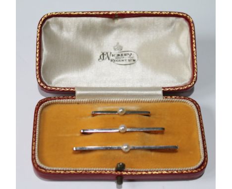 Set of three safety pins in sizes, each with a pearl, in gold, '15 pt', by Vickery.