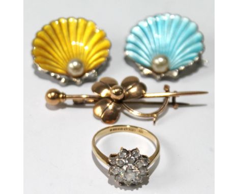 Gold brooch modelled as a shamrock upon a pin, '15', a pair of enamelled silver scallop brooches and a cubic zirconia ring in