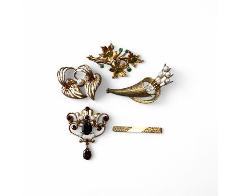        A collection of 9ct gold and gem set jewellery to include a 9ct tie pin; emerald set floral brooch, a garnet and opal 