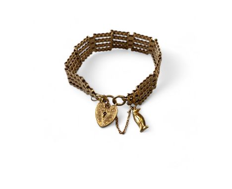 9ct Yellow Gold Gate Bracelet With Penguin Charm.  Weight: 20g  Width: 1.8cm  Length: 17cm