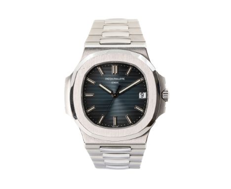 Patek Philippe NautilusFull-Set, Jahr 2011, Automatik, verschraubte Krone, Datumsanzeige, Sichtboden, Werk-Nr. 5584890/494936