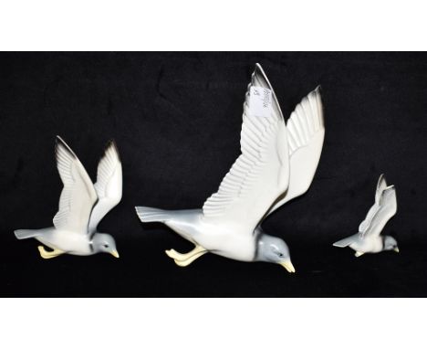POOLE POTTERY: A SET OF THREE GRADUATED SEAGULL WALL PLAQUES, stamped 816-1, 816-2, 816-3, the largest 24cm Condition Report 