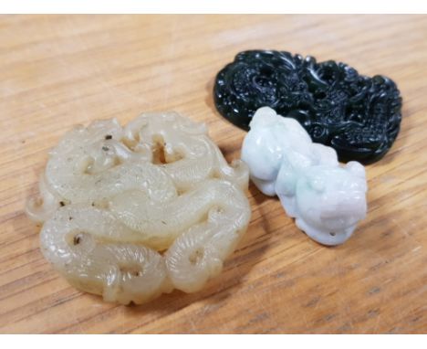 3 ORIENTAL ITEMS INCLUDES NETSUKE STYLE FOO DOG PENDANT, GLASS CARVING AND FOO DRAGON PENDANT