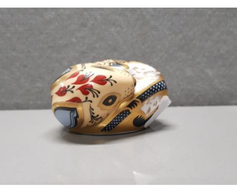 ROYAL CROWN DERBY FIELD MOUSE ORNAMENT WITH SILVER STOPPER