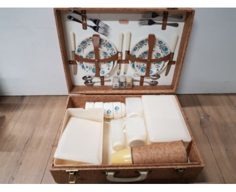 VINTAGE SIRRAM PICNIC SET
