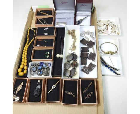 A collection of jewellery, to include brooches and a bangle