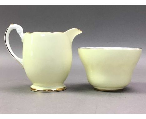 HAMMERSLEY TEA SERVICE decorated with gilt and flowers, with a yellow groundQty: 21