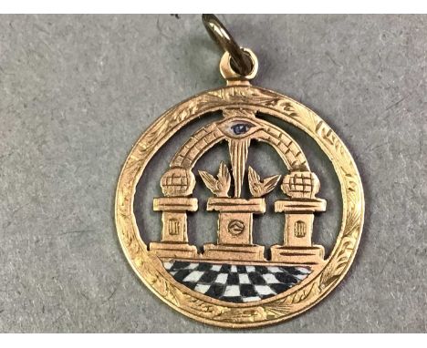 MASONIC PENDANT in nine carat gold and enamel 