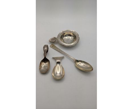 Mixed silver to include a tea strainer, together with two silver caddy spoons and a teaspoon, total weight 94.1g, Location: 