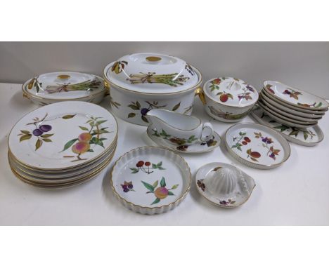 Royal Worcester Evesham and other pattern part dinner serviceLocation: 