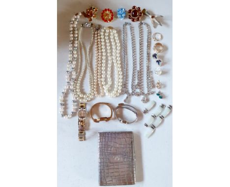 Mixed costume jewellery to include a string of late 20th Century Monet simulated pearls with gold tone clasp and others, 3 la