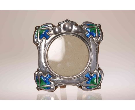 A SILVER AND ENAMEL PHOTOGRAPH FRAME IN THE ART NOUVEAU TASTE, William Hutton & Sons, London 1902, the circular aperture with