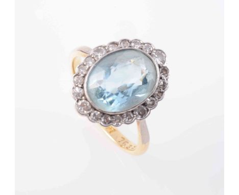 AN AQUAMARINE AND DIAMOND RING, the oval cut aquamarine collet set within a scalloped edge surround of twenty slightly gradua
