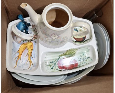 RC Japan part tea service&nbsp;to include teapot, side plates, cups and saucers, cream jug, etc, a quantity of casserole dish