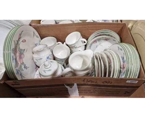 Large quantity of Royal Doulton Expressions 'Carmel' pattern dinnerwares&nbsp;to include cups and saucers, bowls, side plates