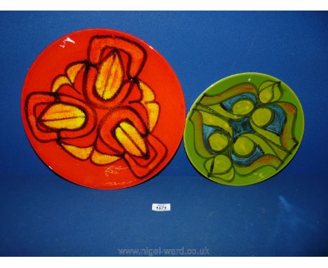 Two Poole chargers in green (a/f) and red, 10 1/4'' and 13 3/4'' diameter