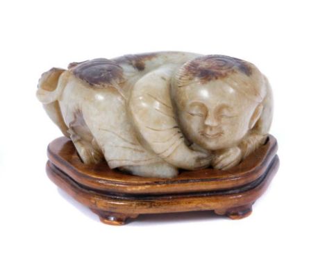 Good Chinese carved mottled jade figural group, 19th century or earlier, modelled as a sleeping boy, a toad on his back, 7cm 