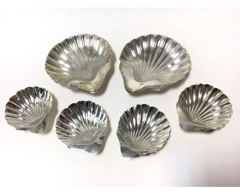 Pair Edwardian silver butter shells of conventional form, on three ball feet (Birmingham 1906) Williams (Birmingham) Ltd, tog