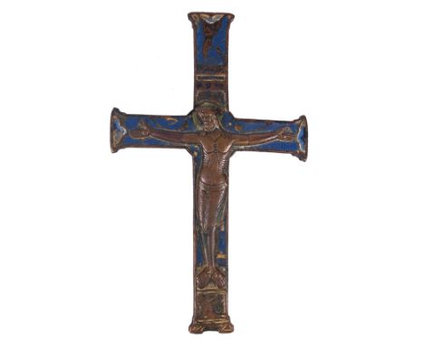 Magnificent cross with Christ alive, in copper with traces of gilding, chiselled and decorated with champlevé enamels. Limoge
