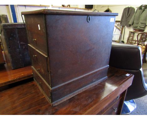 GEORGIAN MAHOGANY SIDE CABINET WITH LIFT UP TOP WITH THREE DRAWERS WITH BUTTON HANDLES 