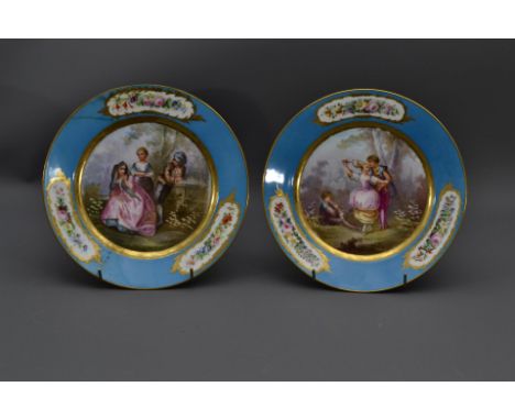 Paar runder Schauteller, beide mit Wandaufhängung, 1x alt geklebt. Manufaktur Sevres, um 1870, polychromer Staffage, türkisbl