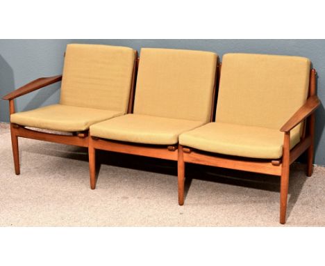 3 sitziges Sofa, Teakholz der wohl 1950er/60er Jahre, ungemarkt, Arne Vodder (?), lose aufliegende Sitz- und Rückenpolster, s