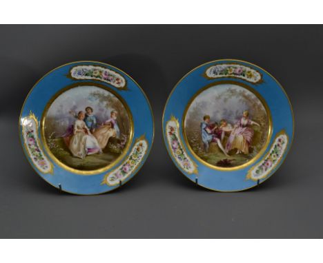 Paar runder Schauteller, Manufaktur Sevres, um 1870, polychromer Staffage, türkisblaue Fahne mit 3 ovalen, goldgerahmten Rese
