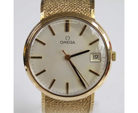 A gents 9ct yellow gold Omega manual wind wristwatch, with round cream baton dial and date at 3, fitted to an integral Milane