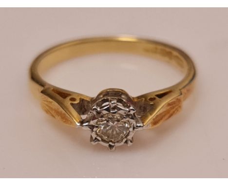 A hallmarked 18ct yellow gold diamond solitaire ring, illusion set with a round brilliant cut diamond, measuring approx. 0.15